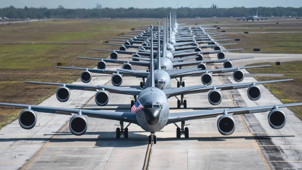 美军 KC-135 加油机将加装无人机发射系统 变身 “空中蜂巢” 强化防御与多任务能力