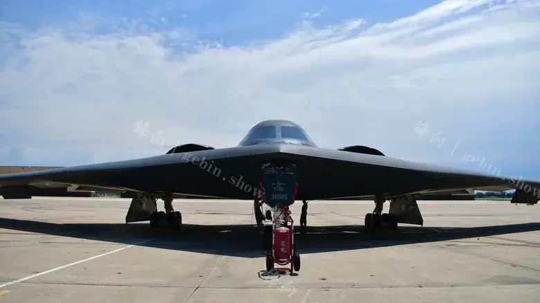 美军 B-21 与 B-2 隐身轰炸机：同属飞翼设计，却藏四大关键差异-锋向 ｜Gebin Military Arsenal